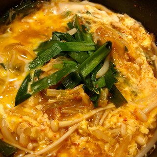 簡単副菜♫もやしとニラの食べるピリ辛キムチスープ